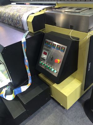 La stampatrice della sublimazione con 4 Epson DX7 si dirige verso la varia fabbricazione della bandiera