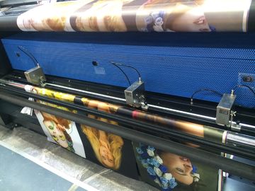 L'alimentazione automatica e rotola direttamente sulla stampatrice del tessuto del tracciatore del tessuto del poliestere
