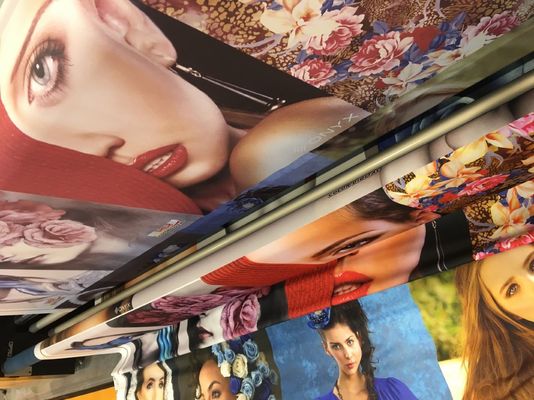 Consumo basso della macchina di stampaggio di tessuti del getto di inchiostro di Cmyk per principale - tessuto della scatola